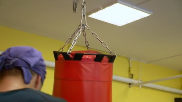 Entraînement de boxe thaïlandaise jeune homme européen dans la salle de gym. 4k, au ralenti — Video