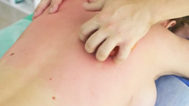 Masajista Masculino hace masajes para mujeres, masaje anti-celulitis. 4k, primer plano — Vídeos de Stock