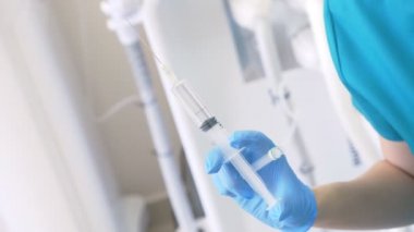 Bir doktor veya bilimci bir şırınga sıvı aşılar ile tutarak bir laboratuvar. Konsept: hastalıklar, tıbbi bakım, bilim, anestezi. 4k