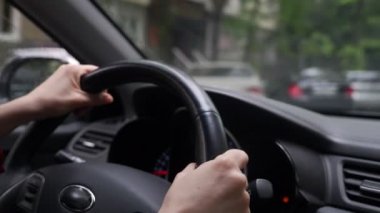 Araba hareket ediyor ise erkek direksiyonun üzerine eller. kadın direksiyonuna. 4k, ağır çekim