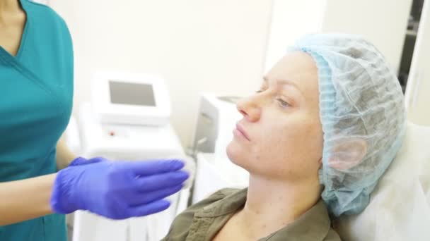 L'estetista di dottore fa iniezioni di fronte al paziente femminile. concetto di bellezza e cosmetologia. 4k. plastica di contorno — Video Stock