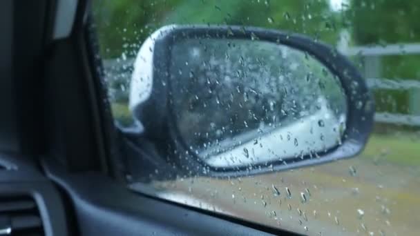 Conducir en la lluvia Vista desde el interior del coche, ver el espejo de los coches. 4k, cámara lenta — Vídeo de stock