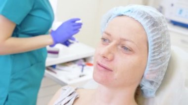 Bir plastik cerrahın elleri kontür hastalar yüzünde çizmek. 4 yüz kontur Plasti yordam için k..