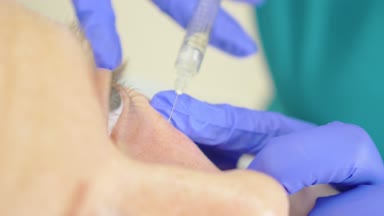 Doktor Şevval özçelik güzellik bayan hasta karşısında enjeksiyonları yapar. Güzellik ve kozmetik kavramı. 4k.