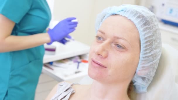 Las manos de un cirujano plástico dibujan contornos en la cara de los pacientes. 4k. para el procedimiento de plastia de contorno de la cara . — Vídeos de Stock