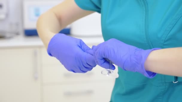 Ein Arzt oder Wissenschaftler in einem Labor, der eine Spritze mit flüssigen Impfstoffen in der Hand hält. Konzept: Krankheiten, medizinische Versorgung, Wissenschaft, Anästhesie. 4k — Stockvideo