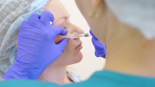 Médico Esteticista Faz Injeções Cara Paciente Feminino Conceito Beleza Cosmetologia — Vídeo de Stock