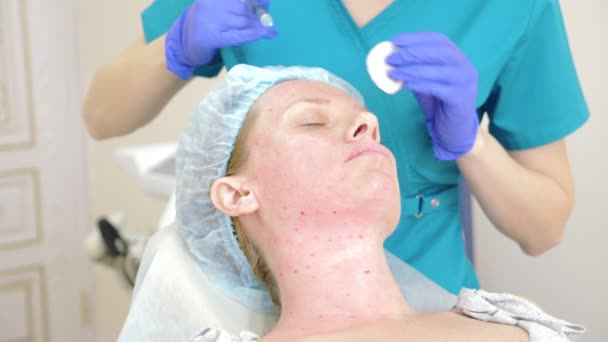 メスの患者の顔に注射を医師美容師になります。美容や美容のコンセプトです。4 k. — ストック動画