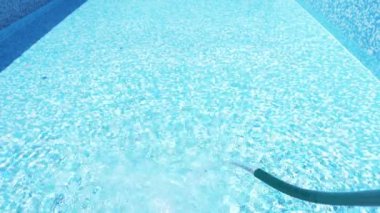 Havuz su arka plan döngüsü. 4k, yakın çekim. hortum dan havuza su akar. Ağır çekim