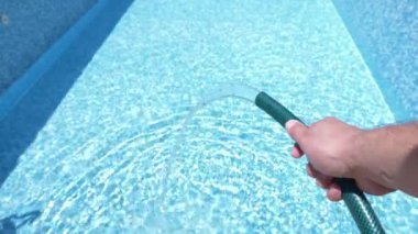 Havuz su arka plan döngüsü. 4k, yakın çekim. hortum dan havuza su akar. Ağır çekim