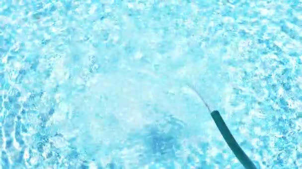 Smyčka v pozadí vody bazénu. 4k, detail. voda teče do fondu z hadice. Zpomalený pohyb — Stock video