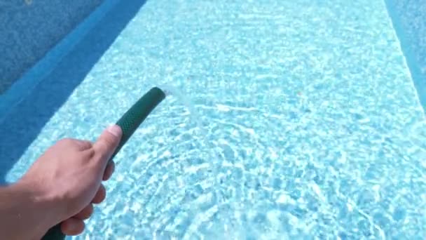 Smyčka v pozadí vody bazénu. 4k, detail. voda teče do fondu z hadice. Zpomalený pohyb — Stock video