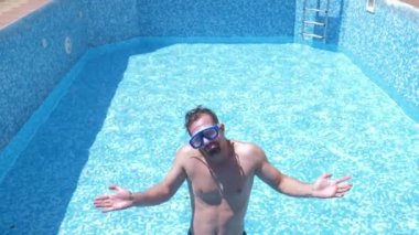 boş bir yüzme havuzu Şnorkelle Dalma maskesi ve şnorkel içine komik bir genç adam tırmanıyor. 4 k. mizah.