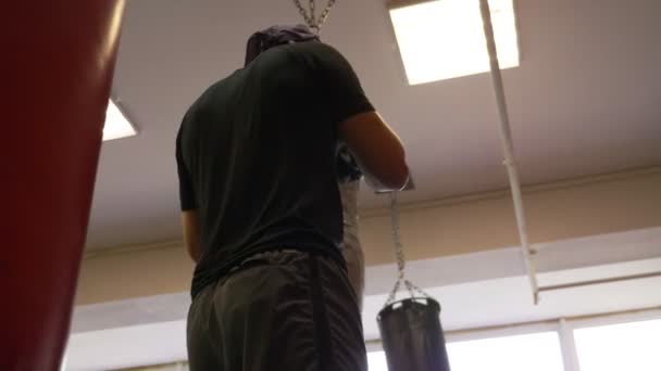 Thaiboxning utbildning unga europeiska mannen i gymmet. 4k, Slowmotion — Stockvideo