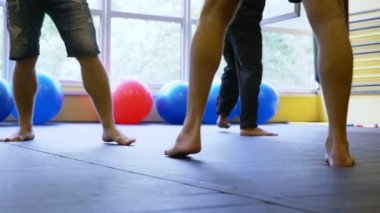 Tay boks eğitimi Avrupa Genç spor salonunda. 4k, ağır çekim, yakın çekim, bacaklar