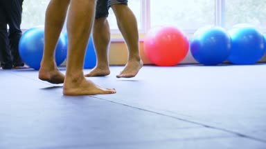 Tay boks eğitimi Avrupa Genç spor salonunda. 4k, ağır çekim, yakın çekim, bacaklar