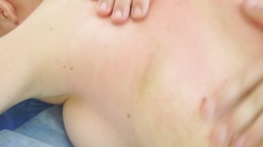 Erkek masaj terapisti kadınlar için Anti-Selülit Masaj Masaj. 4k, yakın çekim