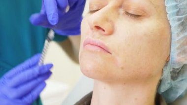 Doktor Şevval özçelik güzellik bayan hasta karşısında enjeksiyonları yapar. Güzellik ve kozmetik kavramı. 4 k. kontur plastik