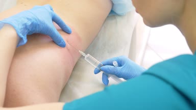 makyajcısı dermatolog Doktor şişman kıvrımları hasta kadının sırtında bir şırıngada aracılığıyla lipolitics tanıttı. 4k