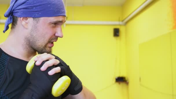 타이 복싱 훈련 유럽 젊은이 체육관에서. 4 k, 슬로우 모션 — 비디오