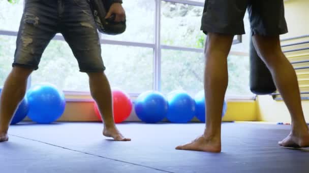 Thai boksen opleiding Europese jongeman in de sportschool. 4k, Slowmotion, close-up, benen — Stockvideo