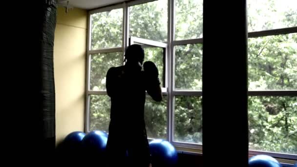 Thai boksz képzés európai fiatalember az edzőteremben. 4k, lassú mozgás. sziluettjét. — Stock videók