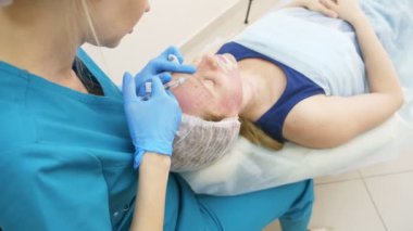 Doktor-güzellik uzmanı hasta dudakları artırmak için enjeksiyonları yapar. Güzellik ve kozmetik kavramı. 4k.