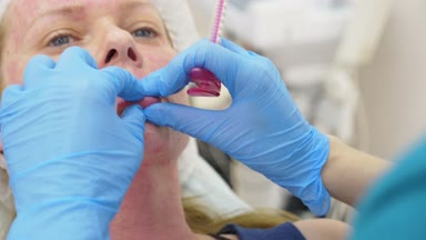 Doktor-güzellik uzmanı hasta dudakları artırmak için enjeksiyonları yapar. Güzellik ve kozmetik kavramı. 4k.