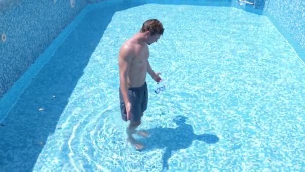 Młody facet śmieszne wspina się do pustego basenu z rurką maski i fajki. 4 k. humor. — Wideo stockowe