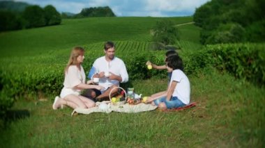 Aile piknik bir çay plantasyon arasında bir açıklıkta. seyahat, rekreasyon kavramı. yaşam tarzı. 4k.