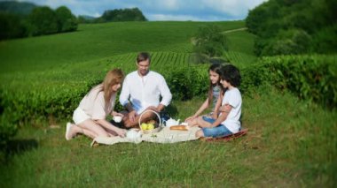 Aile piknik bir çay plantasyon arasında bir açıklıkta. seyahat, rekreasyon kavramı. yaşam tarzı. 4k.