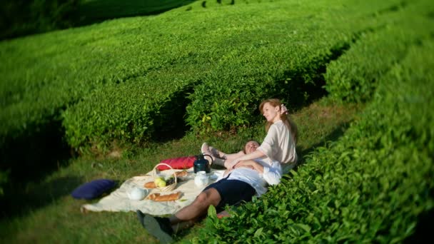 Romantic date of a nice couple man and woman in a clearing among a tea plantation. concept of travel, leisure. Life style. 4k. — Stock Video