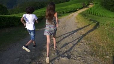 mutlu çocuklar çay plantasyon gezi sırasında çalıştırın. seyahat, eğlence kavramı. Yaşam tarzı. 4k.