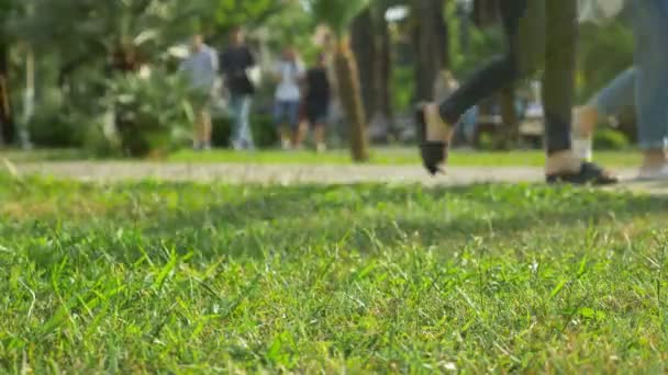 Los pies de las personas que descansan y caminan en el parque de la ciudad. 4k, cámara lenta — Vídeos de Stock