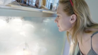 Genç kadın kek baker içinde seçme. 4 k, yavaş hareket, yakın çekim