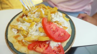 bir kadın bir açık hava Kafe Yunan yemekleri, souvlaki yiyor. Eller Close-up. 4k, ağır çekim