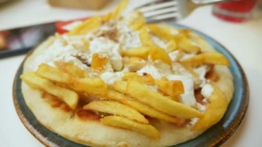 bir kadın bir açık hava Kafe Yunan yemekleri, souvlaki yiyor. Eller Close-up. 4k, ağır çekim