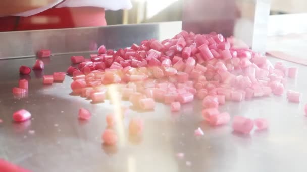 Fabrication de bonbons au caramel, coupe de bonbons au caramel. gros plan de 4k. Mouvement lent — Video