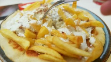 bir kadın bir açık hava Kafe Yunan yemekleri, souvlaki yiyor. Eller Close-up. 4k, ağır çekim