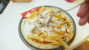 bir kadın bir açık hava Kafe Yunan yemekleri, souvlaki yiyor. Eller Close-up. 4k, ağır çekim