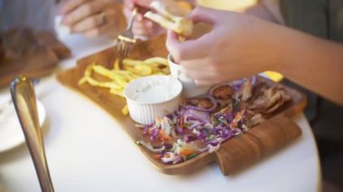 açık bir kafede yemek Yunan yemekleri, souvlaki ve bira bir çift. 4k, ağır çekim