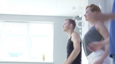 Fitness dansı. İnsanlar dans salonu bir master class dans. 4k