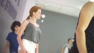 Fitness dansı. İnsanlar dans salonu bir master class dans. 4k