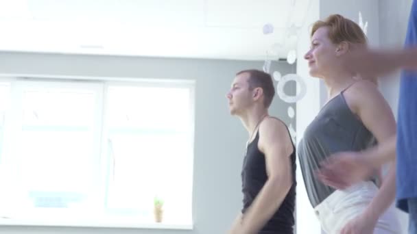 Fitness dansı. İnsanlar dans salonu bir master class dans. 4k — Stok video