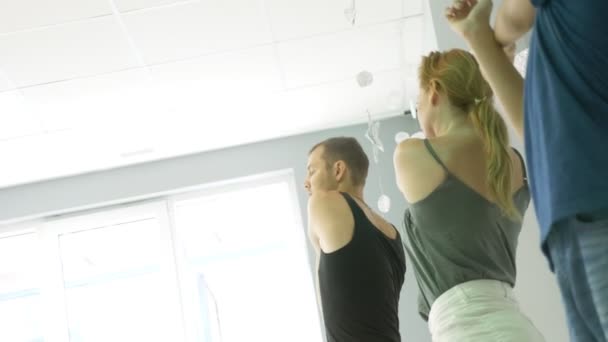 Fitness dans. folk dansar på en master class i dance hall. 4k — Stockvideo