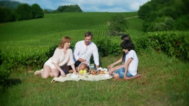 Aile piknik bir çay plantasyon arasında bir açıklıkta. seyahat, rekreasyon kavramı. yaşam tarzı. 4k.
