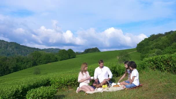 Un pique-nique familial dans une clairière au milieu d'une plantation de thé. concept de voyage, de loisirs. style de vie. 4k . — Video