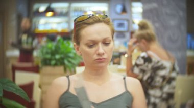 Sayfaları çevirme ve kaplamalar, dating, 4 k, akşam yemeği yemek olay için seçtiğiniz Restoran, menüde bakarak kadın yavaş hareket