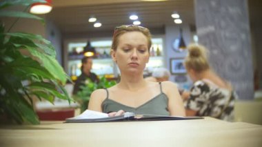 Sayfaları çevirme ve kaplamalar, dating, 4 k, akşam yemeği yemek olay için seçtiğiniz Restoran, menüde bakarak kadın yavaş hareket