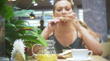 kadın kafe quesadilla biber ve cips yiyor. 4k, ağır çekim